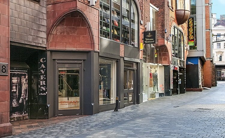 the-original-entrance-to-the-cavern-with-the-new-club-further-along-mathew-street